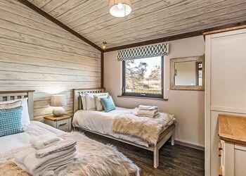 Woodland View Superior 2 Bed - The Sherwood Hideaway Lodges, Perlethorpe, Newark-on-Trent