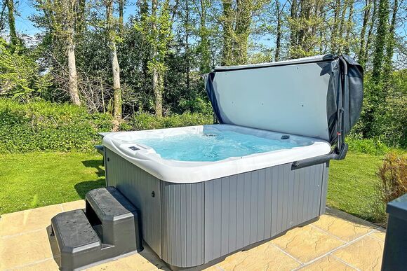 Porthleven 2 Bedroom with Decking and Hot Tub - Silver Sands Holiday Park - Cornwall, Helston