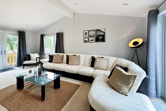 Mullion 4 Bedroom with Decking and Hot Tub - Silver Sands Holiday Park - Cornwall, Helston