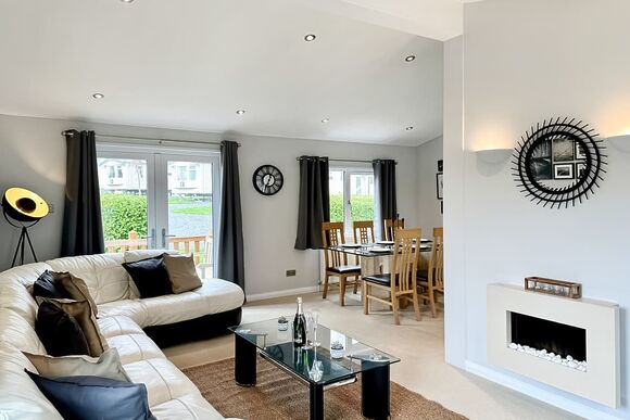 Mullion 4 Bedroom with Decking and Hot Tub - Silver Sands Holiday Park - Cornwall, Helston