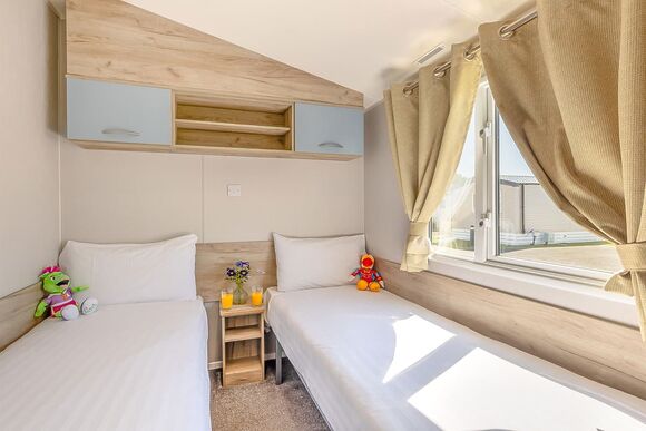 Gold 3 Bedroom Caravan, Sleeps 8 - Looe Bay, Looe