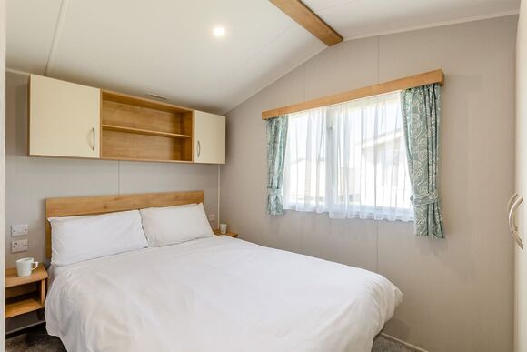 Bronze Caravan. With parking and decking. - Looe Bay, Looe