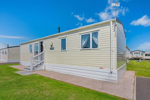 Gold 2 Caravan slps 6 parking, decking, Gold Caravan with parking & decking - Looe Bay, Looe