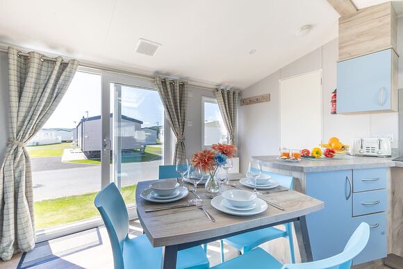 Gold Caravan with parking & decking, Gold 2 Caravan slps 6 parking, decking - Looe Bay, Looe