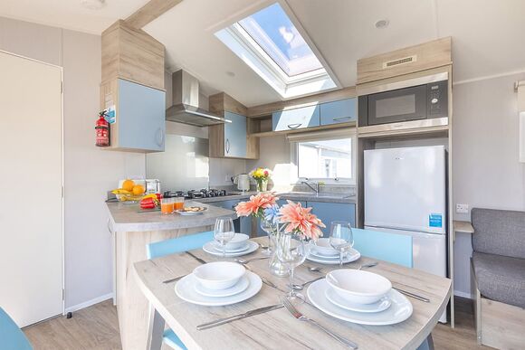 Gold 2 Caravan slps 6 parking, decking, Gold Caravan with parking & decking - Looe Bay, Looe