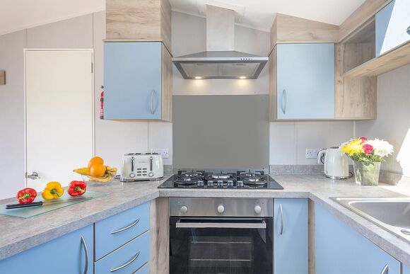 Gold 2 Caravan slps 6 parking, decking, Gold Caravan with parking & decking - Looe Bay, Looe