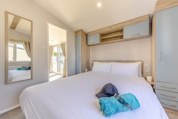 Gold 2 Caravan slps 6 parking, decking, Gold Caravan with parking & decking - Looe Bay, Looe
