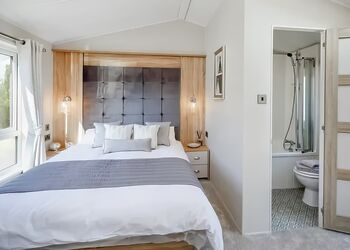 Hideaway 2 Bed Caravan Pet Friendly - Riverside Holiday Park, Southport