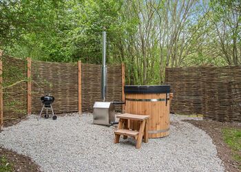 The Waterside - St Andrews Lakes, Halling