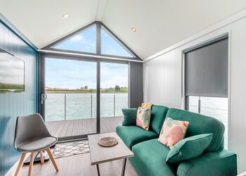 The Waterside - St Andrews Lakes, Halling