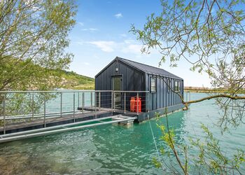 The Lakeside - St Andrews Lakes, Halling