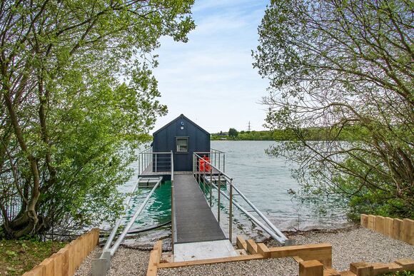 The Waterside - St Andrews Lakes, Halling