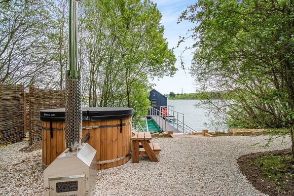 The Waterside - St Andrews Lakes, Halling