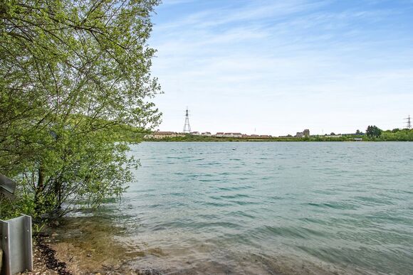The Waterside - St Andrews Lakes, Halling