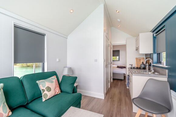 The Waterside - St Andrews Lakes, Halling