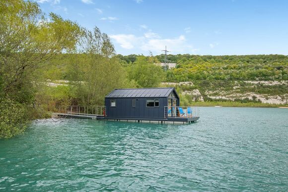 The Lakeside - St Andrews Lakes, Halling