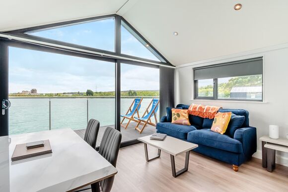 The Lakeside - St Andrews Lakes, Halling