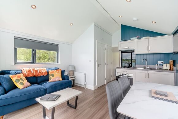 The Lakeside - St Andrews Lakes, Halling