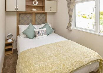 6 Berth Luxury Caravan 3 Bed With Hot Tub - St Helens Coastal Resort, Ryde