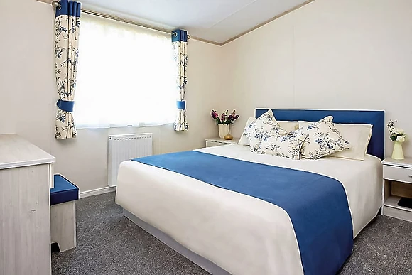 4 Berth Luxury Lodge with Hot Tub (Pet) - St Helens Coastal Resort, Ryde