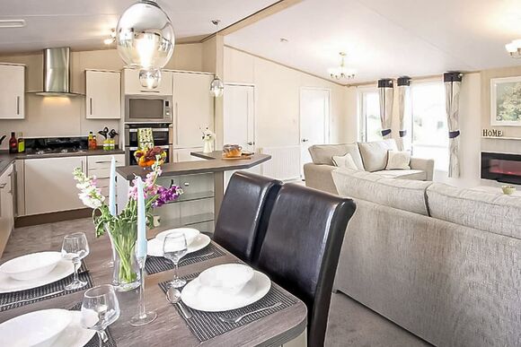 4 Berth Luxury Lodge with Hot Tub - St Helens Coastal Resort, Ryde