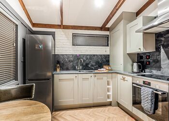 Ettington Lodge Premier - Stratford Upon Avon Lodge Retreat, Snitterfield, Stratford Upon Avon