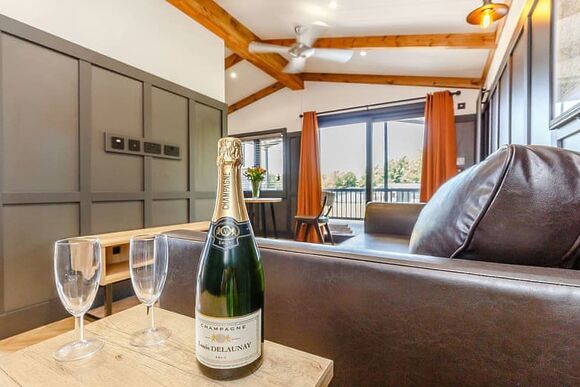 Ettington Lodge - Stratford Upon Avon Lodge Retreat, Snitterfield, Stratford Upon Avon