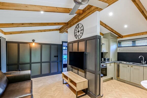 Ettington Lodge - Stratford Upon Avon Lodge Retreat, Snitterfield, Stratford Upon Avon