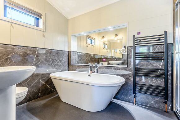 Ettington Lodge - Stratford Upon Avon Lodge Retreat, Snitterfield, Stratford Upon Avon