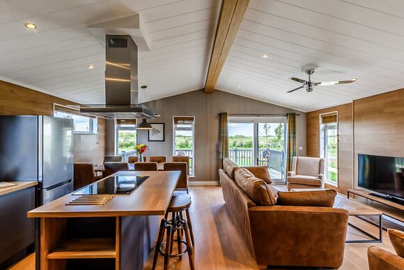 Wilmcote Lodge - Stratford Upon Avon Lodge Retreat, Snitterfield, Stratford Upon Avon