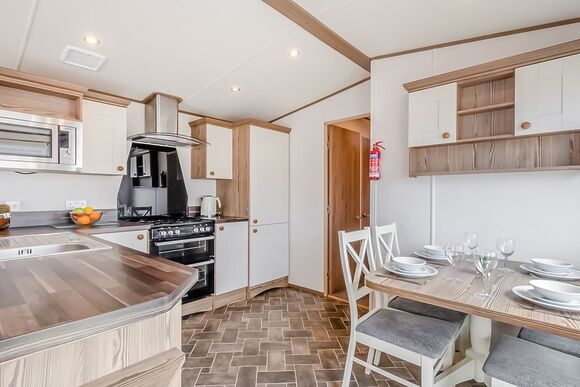 Gold Caravan with parking & decking, Gold Caravan 6 with parking & decking P - St Minver, Rock