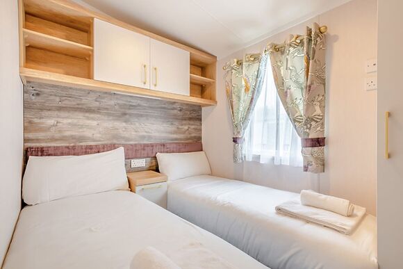 Gold Premium 2 Caravan with parking, ensuite & decking - St Minver, Rock