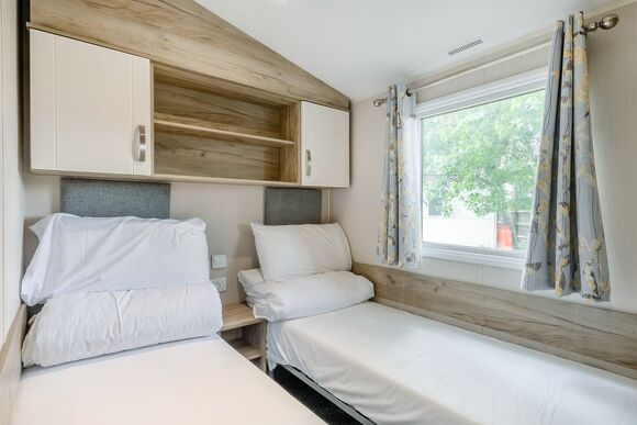 Silver Caravan slps 8 with parking & decking - St Minver, Rock