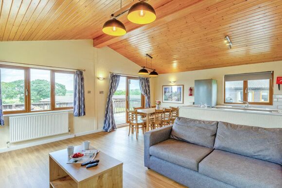 Deluxe Lodge 8 with ensuite & decking P, Deluxe 3 Lodge with ensuite & decking - St Minver, Rock