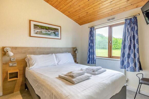 Deluxe Lodge 8 with ensuite & decking P, Deluxe 3 Lodge with ensuite & decking - St Minver, Rock