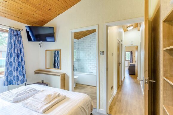 Deluxe Lodge 8 with ensuite & decking P, Deluxe 3 Lodge with ensuite & decking - St Minver, Rock