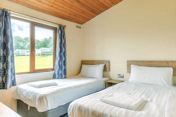 Deluxe 3 Lodge with ensuite & decking, Deluxe Lodge 8 with ensuite & decking P - St Minver, Rock