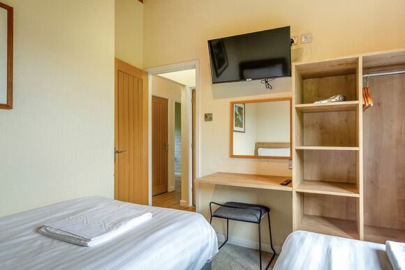 Deluxe 3 Lodge with ensuite & decking, Deluxe Lodge 8 with ensuite & decking P - St Minver, Rock