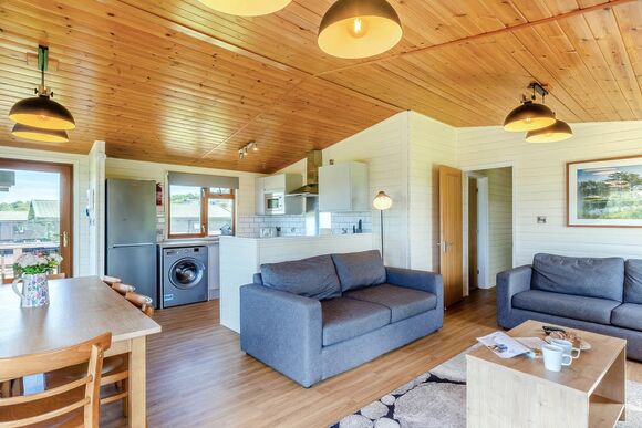 Superior Lodge 6 with ensuite & decking P, Superior 2 Lodge with ensuite & decking - St Minver, Rock