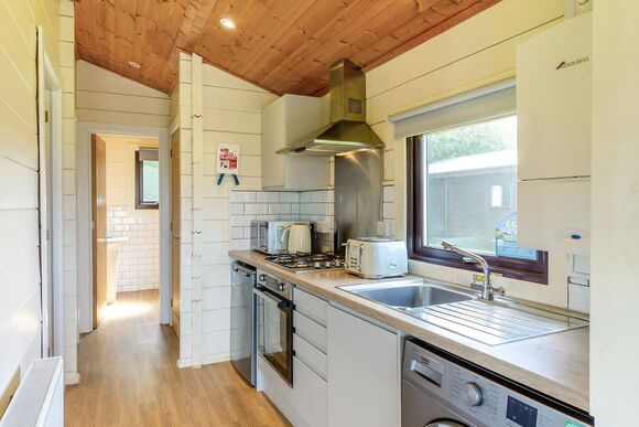 Superior Lodge 6 with ensuite & decking P, Superior 2 Lodge with ensuite & decking - St Minver, Rock