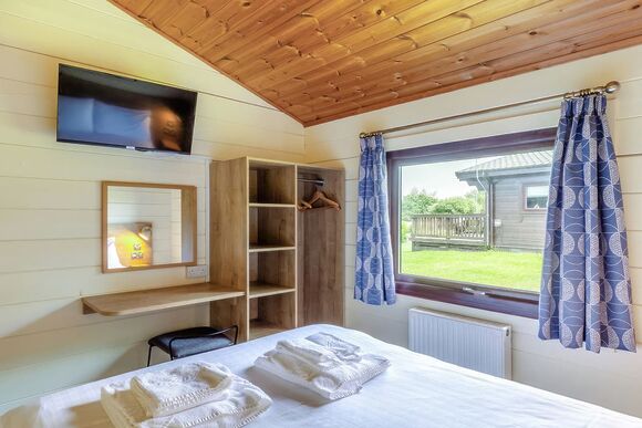 Superior Lodge 6 with ensuite & decking P, Superior 2 Lodge with ensuite & decking - St Minver, Rock