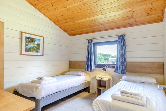 Superior Lodge 6 with ensuite & decking P, Superior 2 Lodge with ensuite & decking - St Minver, Rock