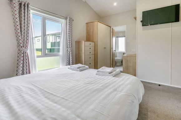 Deluxe Lodge with ensuite & decking, Deluxe Lodge with ensuite & decking P, Deluxe Lodge with ensuite & decking - St Minver, Rock