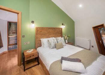 Golden OakTreehouse - Strathyre Lodges, Callander, Stirlingshire