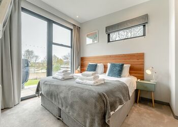 Lakeview Retreat - Swanborough Lakes Luxury Lodges, Lewes