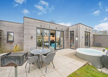Woodland View Retreat (Pet) - Swanborough Lakes Luxury Lodges, Lewes