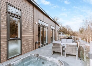 Willow Lodge VIP Hot Tub and Pet Friendly - The Astbury Golf and Lodge Resort, Bridgnorth