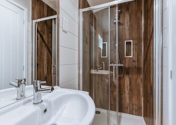 Willow Lodge VIP Hot Tub and Pet Friendly - The Astbury Golf and Lodge Resort, Bridgnorth