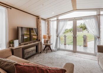 Sycamore Lodge VIP Hot Tub and Pet Friendly - The Astbury Golf and Lodge Resort, Bridgnorth