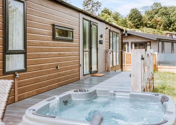 Sycamore Lodge VIP Hot Tub and Pet Friendly - The Astbury Golf and Lodge Resort, Bridgnorth